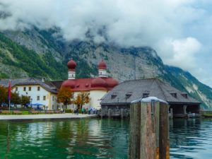 Die Wallfahrtskapelle Sankt Bartholomä liegt vor dem Watzmann.