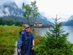 Farina läuft den Wanderweg nach Sankt Bartholomä.