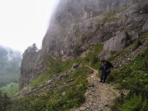 Farina geht bei Regen die Saugasse herunter.