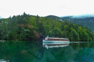 Ein Schiff fährt ruhig über den Königssee.
