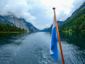 Das Schiff fährt langsam über den ruhigen Königssee.