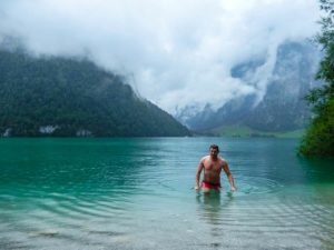 Steffen steigt aus dem kalten Wasser des Königssees.