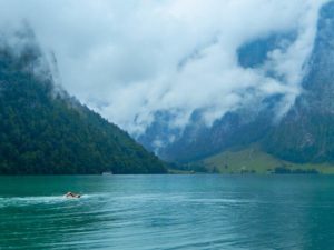 Steffen schwimmt im Königssee im Nationalpark Berchtesgaden.