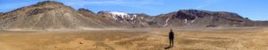 Farina steht in der Hochebene des South Craters.