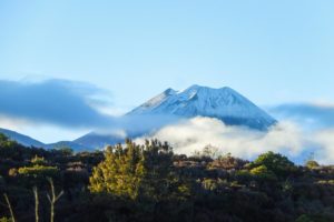 Der Mount Ngauruhoe taucht hinter Wolken auf.
