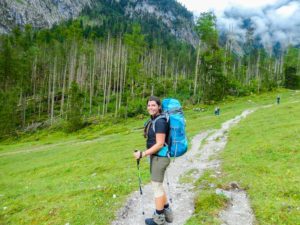 Farina läuft mit Rucksack und Wanderstöcken in Richtung Wasseralm.