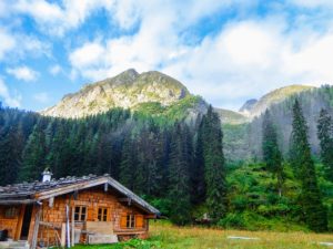 Die Wasseralm liegt früh morgens vor den hohen Bergen der Berchtesgadender Alpen.