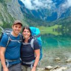Farina und Steffen stehen mit Rucksäcken vor dem Obersee.