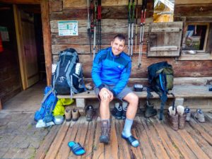 Steffen zieht an der Wasseralm die Wanderschuhe an.
