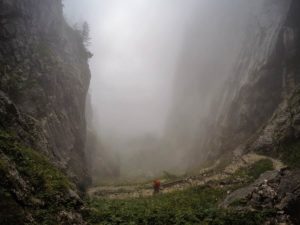 Ein Wanderer läuft in Serpentinen die Saugasse nach unten.