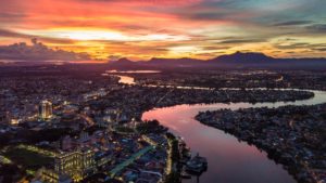 Ein Sonnenuntergang über Kuching auf Borneo.