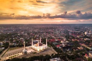 Eine Moschee liegt friedlich vor dem Sonnenuntergang in Pontianak.