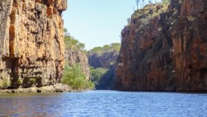 Über dem Katherine River ragen steile Felswände auf.