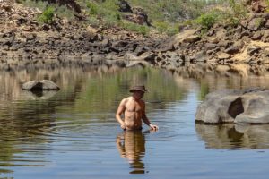 Steffen steht im Wasser des Katherine Gorges.