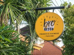 Das gelbe Schild des Bro Resto in Canggu.