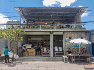 Das Crate Café in Canggu von außen.