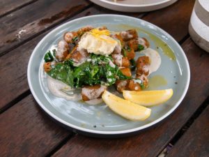 Ein Abendessen mit Süßkartoffel-Gnocchi, Spinat und Zitrone.