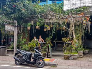 Die Montagu Sandwich Bar in Canggu von außen.