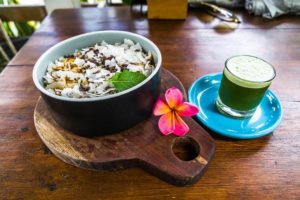 Eine Smoothie-Bowl und ein Weizengras-Shot im Shady Shack in Canggu.