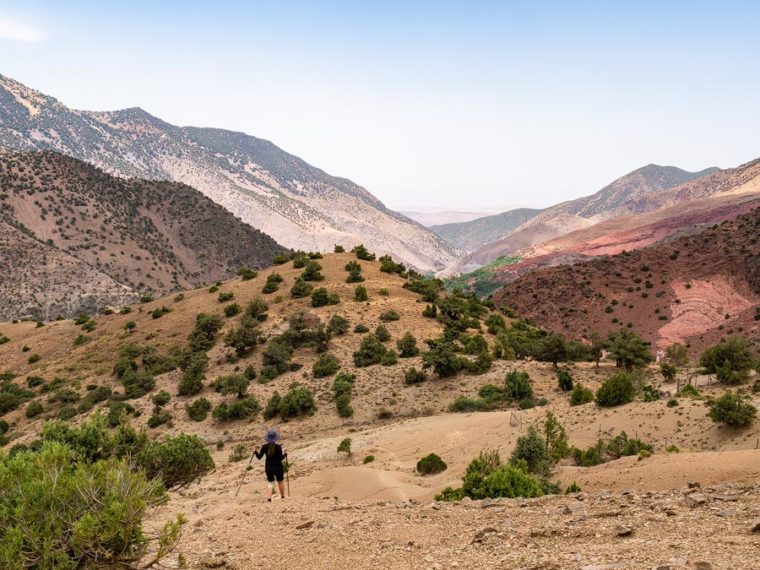 Aussicht ins unter uns liegende Azzaden Valley