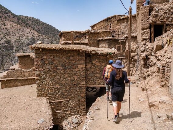 Die Berber wohnen in traditionellen Stein- und Lehmhäusern