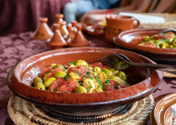 Traditionell marokkanisch wird in der Tajine gekocht, einer Art Schmortopf