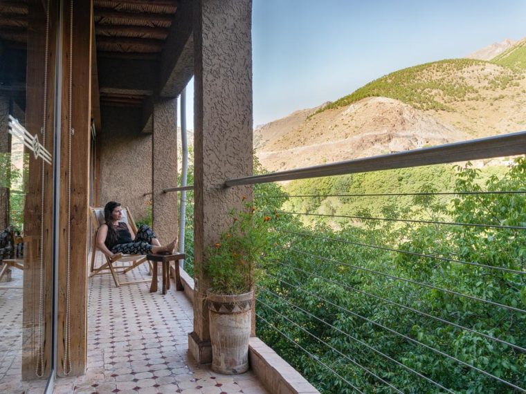 Der Balkon erstreckt sich über den gesamten Wohnbereich