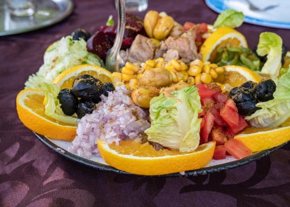 Leckere Salatplatte, dazu gibt es Bohnen, Nudeln, Obst und frischen Minztee