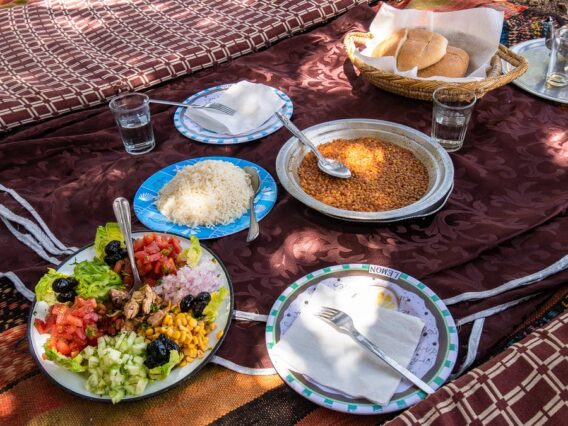 Das Mittagessen ist reichhaltig und schmeckt fantastisch
