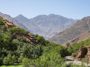 Der Mount Toubkal ragt als höchster Berg Nordafrikas imposant in den Himmel