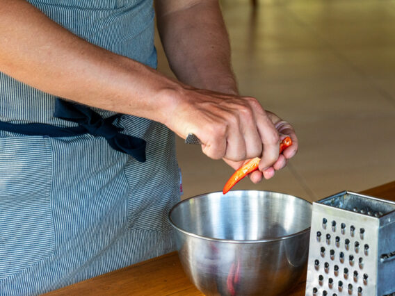 Vorsicht scharf – die Chillis werden der länge nach aufgeschnitten und die Kerne entfernt