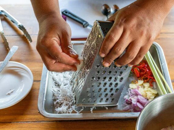 Die Kokosraspeln kommen in die Urab-Soße