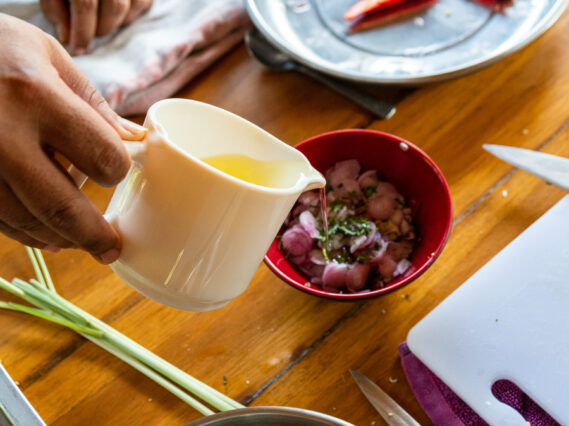 Die balinesische Salsa ist das Dressing für das gekochte Ei