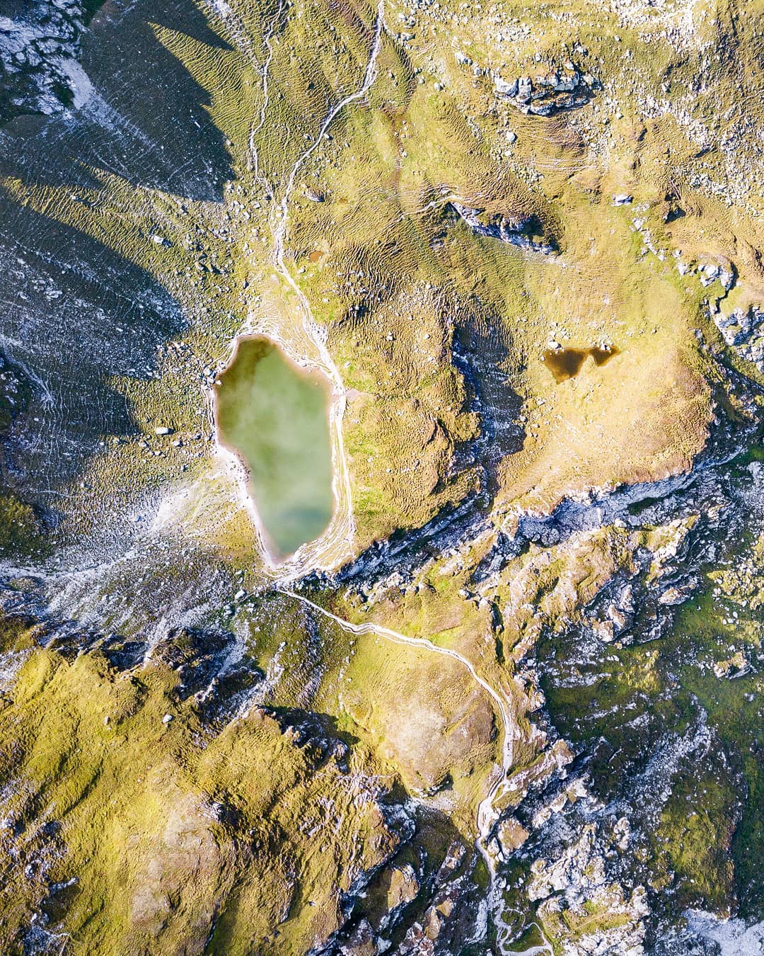 🇬🇧 Everything looks so small from the air. But this lake is not as small as it looks from a bird's eye view. Mountain lakes are simply fascinating. We have already seen many mountain lakes and they have always been peaceful places of silence. You can also swim here. But the water is pretty cold. Would you dare to go in? 💧😉
---------------------------------------------
🇩🇪 Aus der Luft sieht alles so klein aus. So klein wie er aus der Vogelperspektive wirkt ist dieser See aber gar nicht. Bergseen sind einfach faszinierend. Wir haben schon viele Bergseen gesehen und es sind immer friedvolle Orte der Stille gewesen. Schwimmen kann man hier auch. Aber das Wasser ist schon ziemlich kalt. Würdest du dich rein wagen? 😃💦
🔹
🔹
🌐 www.oceansandmountains.de
🔹
🔹
#oceansandmountains #schweiz #schweizerberge #dronepilots #schweiztorismus #schweizeralpen #hochhinaus #fromabove #wandernschweiz #droneshot #fernweh #reiseliebe #wanderlust #europareise #reisefieber #reiselust #umdiewelt #travelmoments #spätsommer #glücksmomente #europatrip #traveltheworld #seetheworldwithme #sommerfeeling #traveldiary #bergfieber #mavicprophotography #travelcapture #sommerliebe #reisemomente