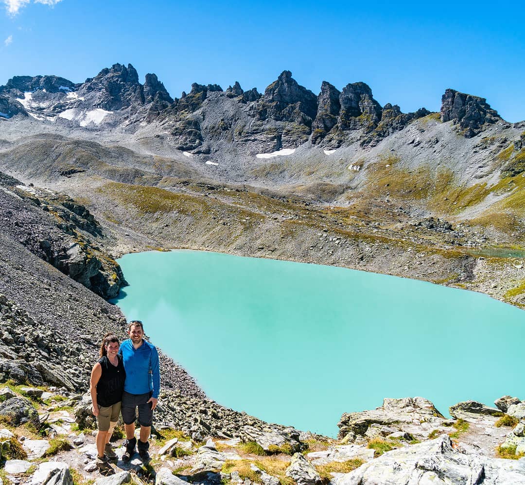🇬🇧 There are some different lakes here in the mountains. And these surpass each other in their beauty. Since the Baschalvasee was rather green, the Wildsee is milky turquoise. Everything here reminds us of the unique landscape of New Zealand. And so we feel like back in time when we hiked through the wonderful nature of the New Zealand mountains daily. The atmosphere up here is very unique and magical. Another reason to love the Swiss mountains. Have you ever been to New Zealand? Or are you more at home in Switzerland?
---------------------------------------------
🇩🇪 Hier in den Bergen gibt es einige Seen. Und diese übertreffen sich in ihrer Schönheit. War der Baschalvasee vom Vorbild eher grün, ist der Wildsee milchig Türkis. Alles hier erinnert uns an die einzigartige Landschaft Neuseelands. Und so fühlen wir uns etwas in die Zeit zurückversetzt, als wir täglich durch die wunderbare Natur der neuseeländischen Bergwelt gelaufen sind. Und so ist auch die Stimmung hier oben sehr einzigartig und magisch. Ein weiterer Grund, die Schweizer Bergwelt zu lieben. Warst du schon mal in Neuseeland? Oder bist du eher in der Schweiz Zuhause? 
🔹
🔹
🌐 www.oceansandmountains.de
🔹
🔹
#oceansandmountains #schweiz #schweizerberge #dronepilots #schweiztorismus #schweizeralpen #hochhinaus #fromabove #wandernschweiz #aufreisen #fernweh #reiseliebe #wanderlust #europareise #reisefieber #reiselust #umdiewelt #travelmoments #spätsommer #glücksmomente #europatrip #traveltheworld #seetheworldwithme #sommerfeeling #traveldiary #bergfieber #freudeamleben #travelcapture #sommerliebe #reisemomente