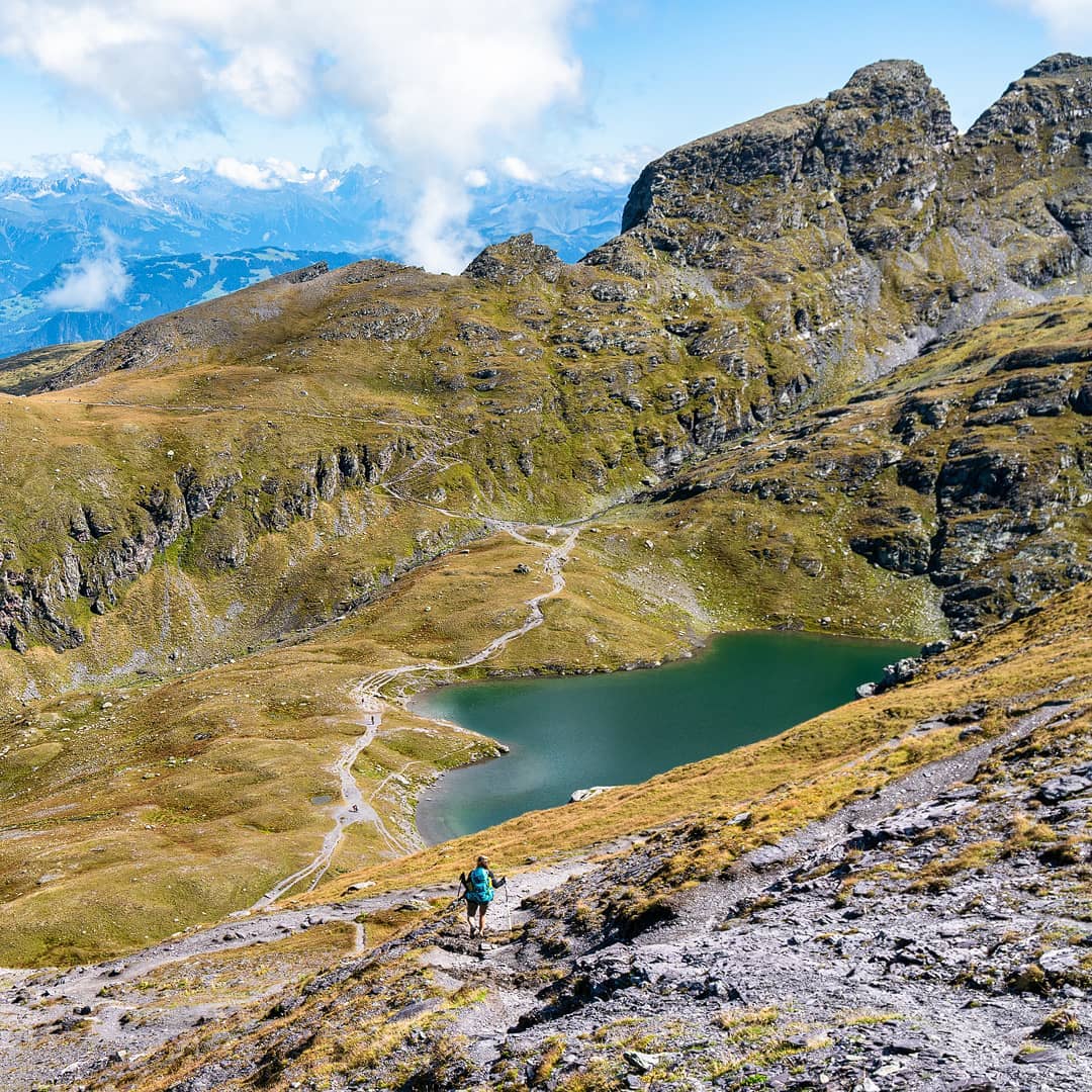 🇬🇧 ““Do not go where the path may lead, go instead where there is no path and leave a trail.” Ralph Waldo Emerson

This is my favorite quote and my life motto. Going your own way requires courage, confidence and self-esteem. It requires being independent and creative. It means giving yourself freedom and taking responsibility for yourself. To be authentic and to live your own life. To be unconventional and to give space to your own feelings. Leaving a trace is leaving an impression regardless of whether someone sees it. But one can follow a trail. What is your motto in life??
---------------------------------------------
🇩🇪 „Gehe nicht, wohin der Weg dich führt, sondern gehe dort, wo kein Weg ist, und hinterlasse eine Spur.“ Ralph Waldo Emerson
Dies ist mein Lieblingszitat und mein Lebensmotto. Eigene Wege zu gehen verlangt Mut, Zuversicht und Selbstvertrauen. Es verlangt eigenständig und kreativ zu sein. Es bedeutet, sich selbst Freiheit zu geben und Verantwortung für sich selbst zu übernehmen. Authentisch zu sein und sein eigenes Leben zu leben. Unkonventionell zu sein und dem eigenen Gefühl Raum zu geben. Eine Spur zu hinterlassen, heißt einen Eindruck zu hinterlassen, egal ob ihn jemand sieht. Aber einer Spur kann man folgen. Was ist dein Lebensmotto?
🔹
🔹
🌐 www.oceansandmountains.de
🔹
🔹
#oceansandmountains #schweiz #schweizerberge #einmalumdiewelt  #schweiztorismus #schweizeralpen #hochhinaus #fromabove #wandernschweiz #aufreisen #fernweh #reiseliebe #wanderlust #europareise #reisefieber #reiselust #umdiewelt #travelmoments #spätsommer #glücksmomente #europatrip #traveltheworld #seetheworldwithme #sommerfeeling #traveldiary #bergfieber #freudeamleben #travelcapture #sommerliebe #reisemomente