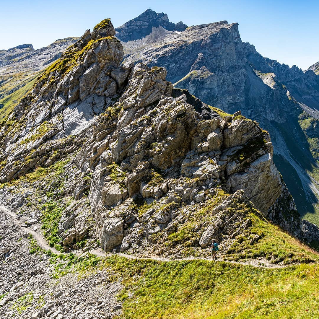 🇬🇧 Have you ever been to Liechtenstein? In Liechtenstein you can not only open a bank account, but you can also go hiking. Liechtenstein is one of the smallest countries in the world. At its widest point, it measures less than 25 kilometres. From Switzerland you cross the beautiful Rhine Valley over a bridge to get to Liechtenstein. Liechtenstein is a principality and despite its small size an important business location and the country with the highest gross domestic product per capita worldwide. Vaduz Castle sits enthroned as the country's landmark in the green on a rocky terrace above the capital. If you want to live in Lichtenstein for longer, you have to take part in a draw. Every year 36 residence permits for EEA citizens are raffled. The lucky winners can hike this fascinating mountain world every day. We didn't win, but we really like the nature here.
---------------------------------------------
🇩🇪 Warst du schon mal in Liechtenstein? In Liechtenstein kann man nicht nur gut ein Bankkonto eröffnen, sondern auch super wandern. Liechtenstein gehört zu den kleinsten Staaten der Erde. An seiner breitesten Stelle misst es keine 25 Kilometer. Von der Schweiz aus überquerst du über eine Brücke das wunderschöne Rheintal, um nach Liechtenstein zu kommen. Liechtenstein ist ein Fürstenturm und trotz seiner geringen Größe ein wichtiger Wirtschaftsstandort und das Land mit dem höchsten Bruttoinlandsprodukt pro Kopf weltweit. Das Schloss Vaduz thront als Wahrzeichen des Landes im Grün auf einer Felsterrasse über der Hauptstadt. Möchtest du für länger in Lichtenstein wohnen, musst du an einer Auslosung teilnehmen. Jährlich werden 36 Aufenthaltsbewilligungen für EWR-Bürger verlost. Die glücklichen Gewinner können jeden Tag durch diese faszinierende Bergwelt laufen. Wir haben nicht gewonnen, aber die Natur gefällt uns schon sehr.
🔹
🔹
🌐 www.oceansandmountains.de
🔹
🔹
#oceansandmountains #liechtenstein #sommerliebe #einmalumdiewelt #reisemomente #bergfieber #hochhinaus #fromabove #wandernschweiz #aufreisen #fernweh #reiseliebe #wanderlust #europareise #reisefieber #reiselust #umdiewelt #travelmoments #spätsommer #glücksmomente #europatrip #freudeamleben