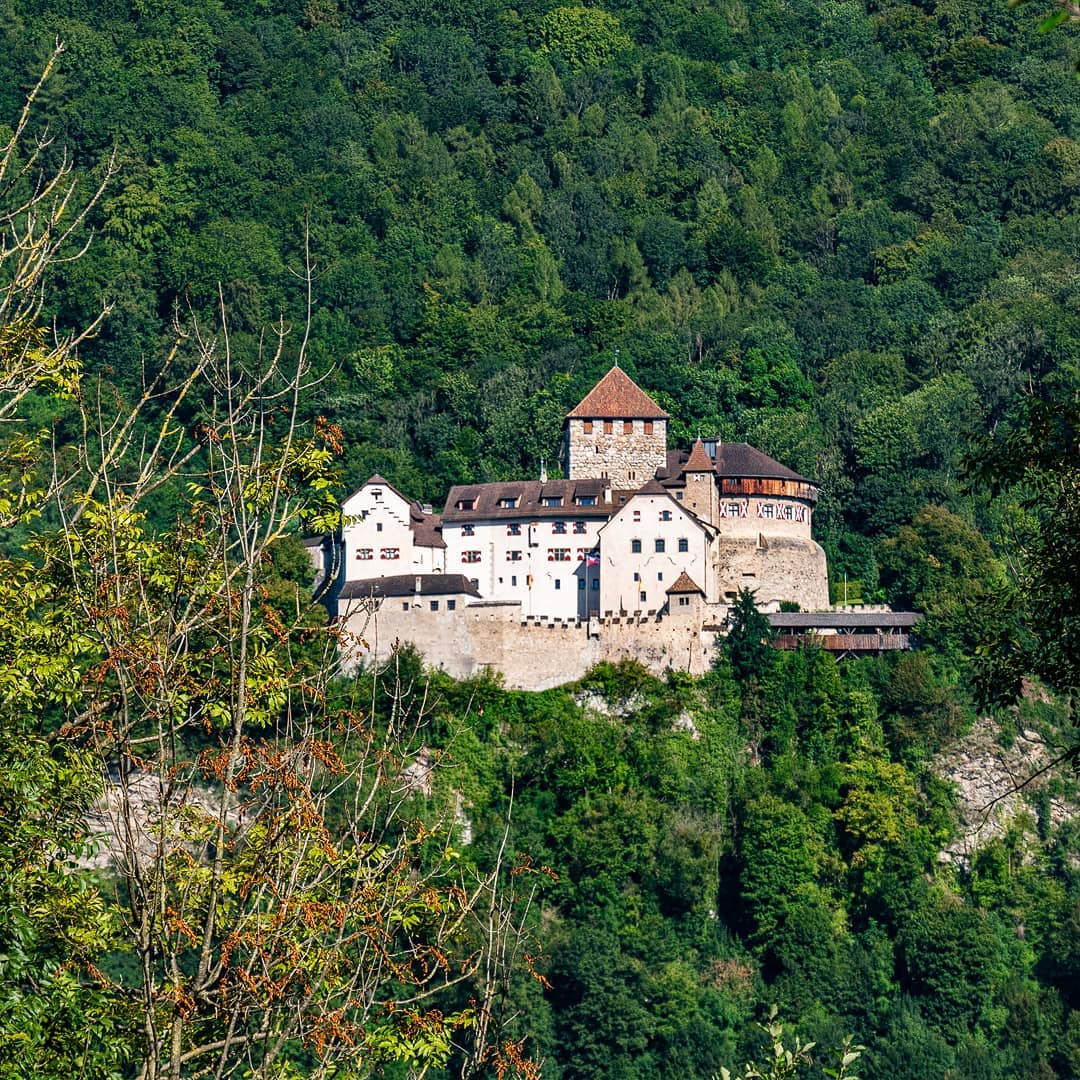 🇬🇧 The Vaduz Castle! It is the landmark of the capital of Liechtenstein. Here is the seat of the Princely Family. So visitors have to stay outside. We really wanted to have a photo of the castle while we're here. After all, no other building in Liechtenstein is as famous as the castle with its pretty red and white shutters. We finally got our photo from a remote parking lot 😉
---------------------------------------------
🇩🇪 Das Schloss Vaduz! Es ist das Wahrzeichen der Hauptstadt Liechtensteins. Hier befindet sich der Sitz der Fürstlichen Familie. Besucher müssen also draußen bleiben. Wir wollten unbedingt ein Foto vom Schloss haben, wenn wir schon mal hier sind. Schließlich ist kein anderes Gebäude Liechtensteins so berühmt wie das Schloss mit seinen hübschen rotweißen Fensterläden. Von einem abseitsgelegenen Parkplatz haben wir dann auch unser Foto bekommen 😉 
🔹
🔹
🌐 www.oceansandmountains.de
🔹
🔹
#oceansandmountains #liechtenstein #schweizerberge #einmalumdiewelt #schweiztorismus #schweizeralpen #hochhinaus #fromabove #vaduz #aufreisen #fernweh #reiseliebe #wanderlust #europareise #reisefieber #reiselust #umdiewelt #travelmoments #spätsommer #glücksmomente #europatrip #vaduzcastle #seetheworldwithme #sommerfeeling #schlossvaduz #bergfieber #freudeamleben #travelcapture #sommerliebe #reisemomente